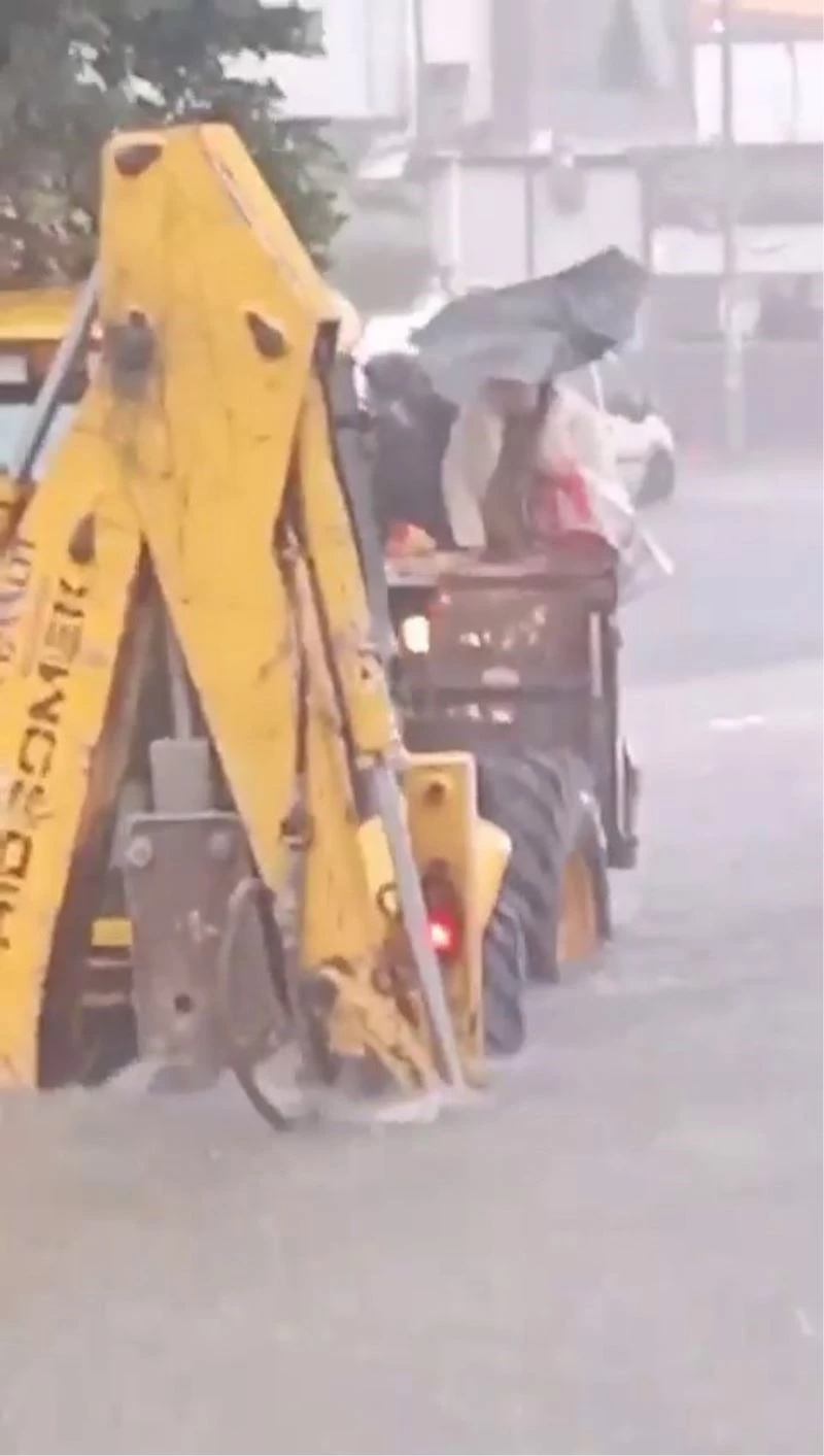 Antalya’da mahsur kalan kadınlar, kepçeyle kurtarıldılar
