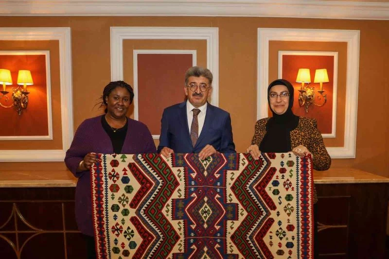 Gana Büyükelçisi Van Büyükşehir Belediyesinin kursiyerleriyle bir araya geldi
