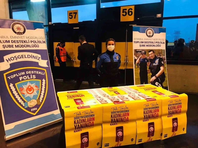 İstanbul polisi, Galatasaray-Fenerbahçe kadın futbol takımları arasındaki müsabakada KADES’i tanıttı
