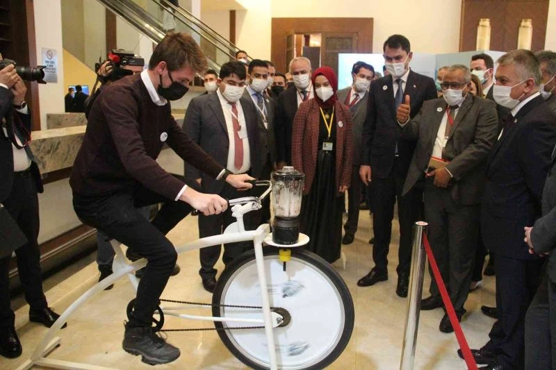 Bakan Kurum, çevreci bisikletle üretilen milkshakenin tadına baktı
