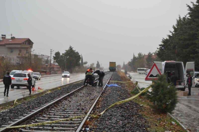 Demiryolundan karşıya geçmek isteyen kadına yük treni çarptı: 1 ölü
