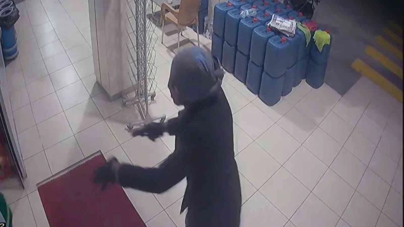 Petrol istasyonundaki gasp saniye saniye görüntülendi
