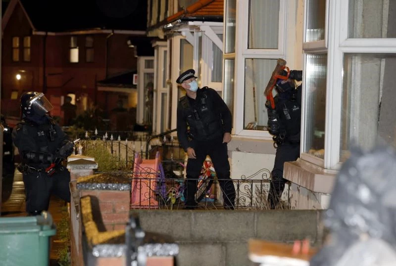 İngiltere Başbakanı Johnson polis kılığında denetime çıktı
