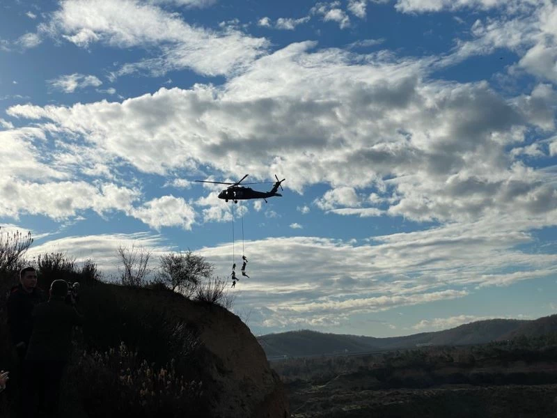 Araziye inen özel harekat polislerinden nefes kesen tatbikat
