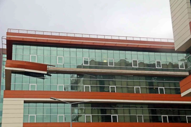 Antalya’da fırtına hastane dış kaplamasını söktü, ağaçları devirip, tekneleri beşik gibi salladı
