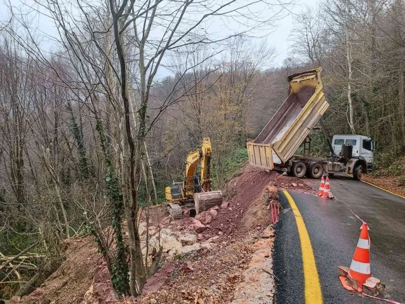 Maşukiye’de meydana gelen heyelana müdahale edildi
