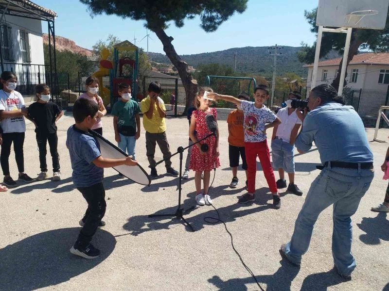 Çeşme’de ilkokul öğrencileri kamerayla tanışıp klip çekti
