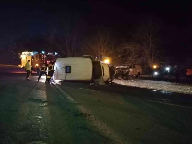 Direksiyon hakimiyetini kaybetti, karşı yöndeki araçla çarpıştı: 1’i ağır 3 yaralı
