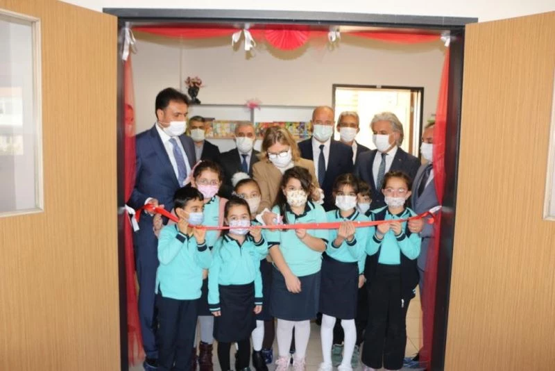 Bakan Yardımcısı Aşkar, İzmir’de kütüphane ve ana sınıfı açılışları gerçekleştirdi
