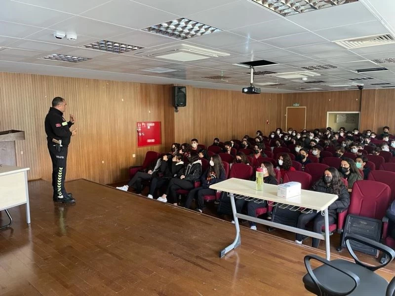 Trafik polislerinden öğrenci ve öğretmenlere eğitim
