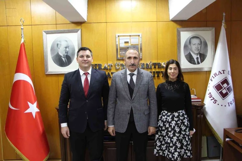 Rektör Göktaş, ödül alan akademisyenlere plaket takdim etti
