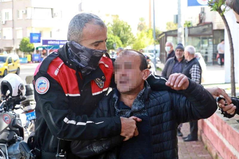 Kahvehanesi mühürlenen adam çatıya çıktı
