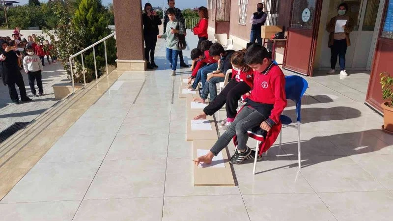 Öğrenciler ayaklarıyla resim yaptı, gözleri kapalı yemek yedi
