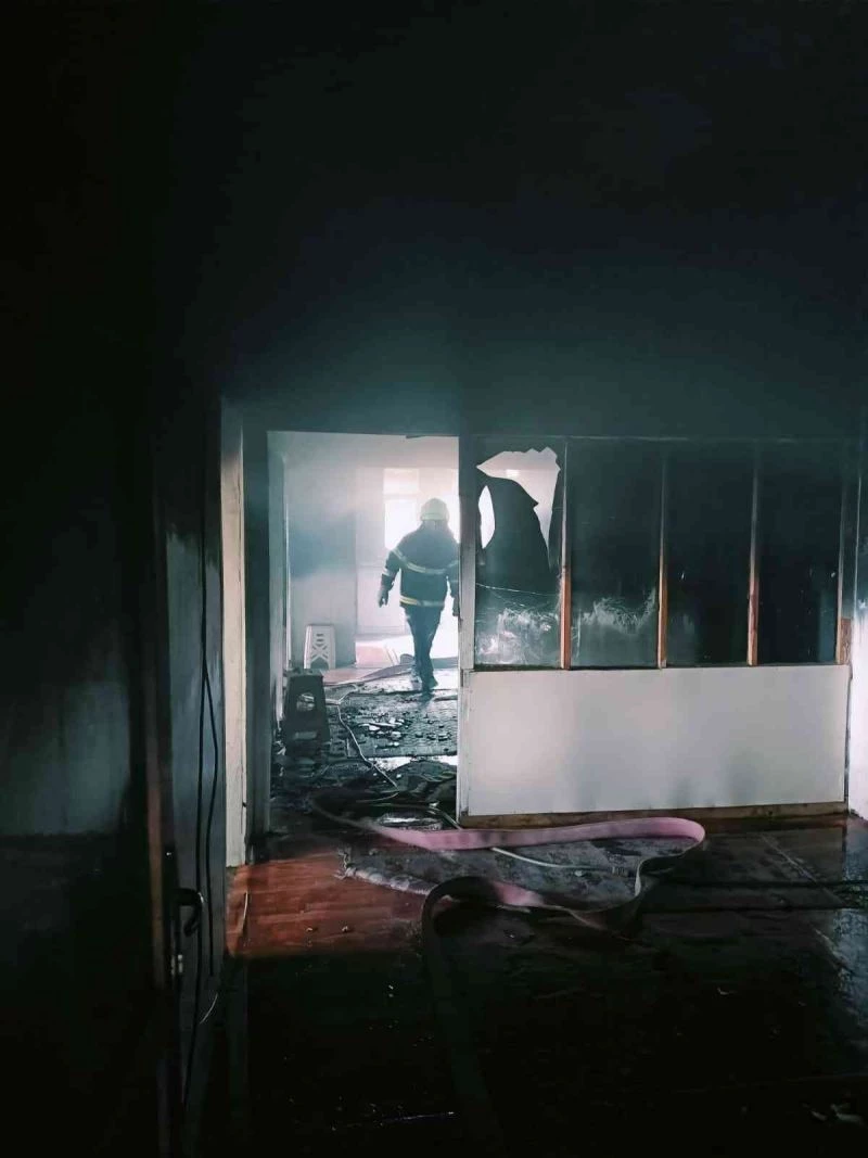 Sobadan çıkan yangın odayı küle çevirdi
