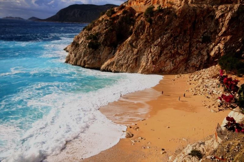 Yağışın etkisiyle Kaputaş Plajı