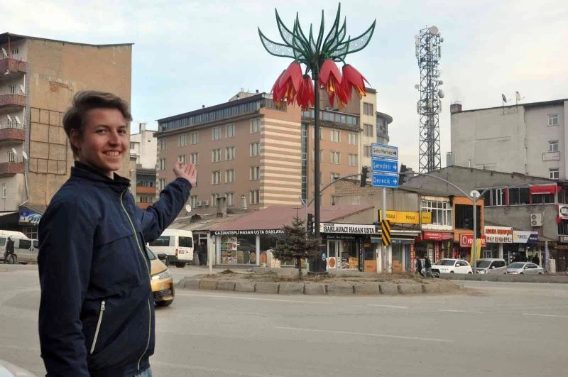 Yüksekovalı çocuklardan İsviçreli turiste İngilizce tanıtım
