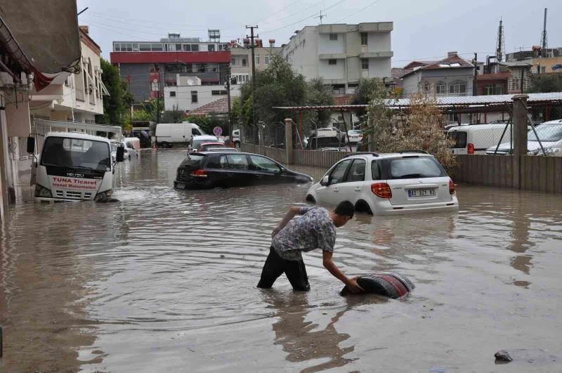 Silifke’de yağışlar sele neden oldu, araçlar sulara kapıldı
