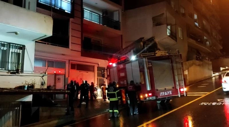 Meraklı komşular yangını izlerken zehirlendi
