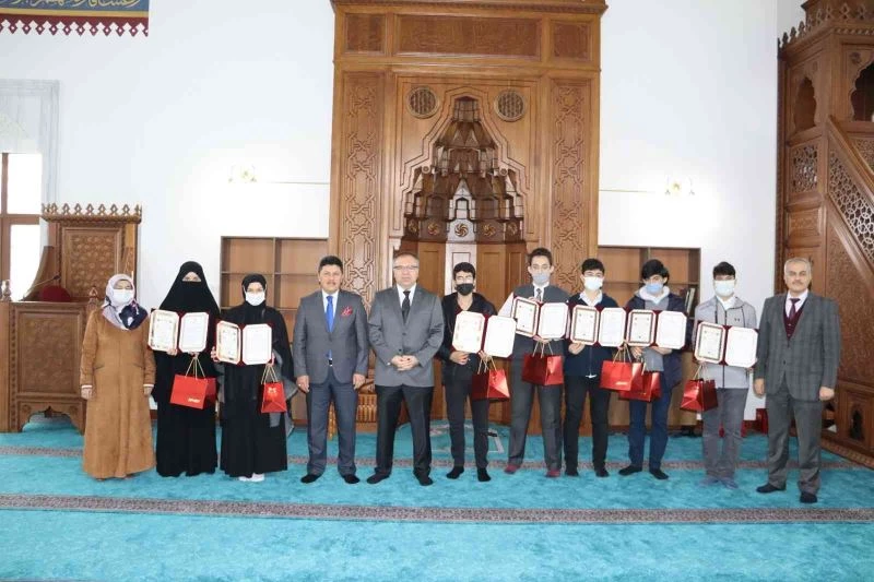 Kaymakam Türköz, genç hafızlara belgelerini teslim etti
