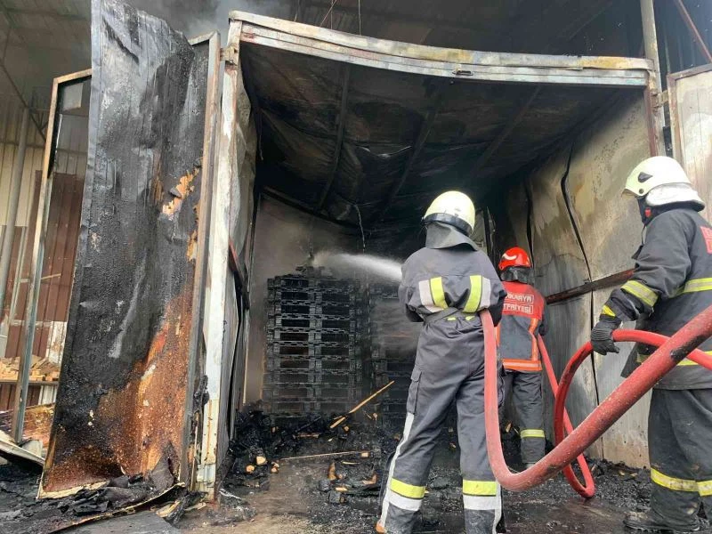 Çelik palet üreten fabrikada çıkan yangın korkuttu
