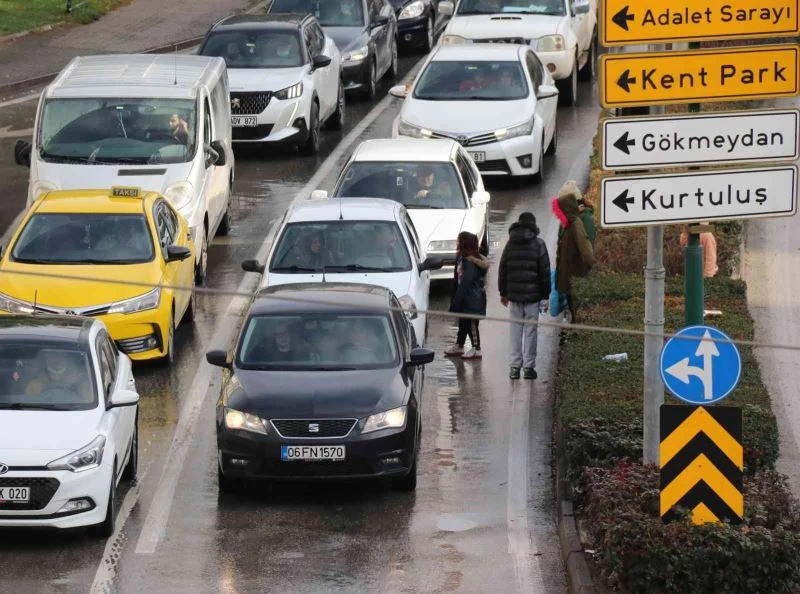 Trafik ışıklarında canlarını hiçe sayarak dilenen çocuklar
