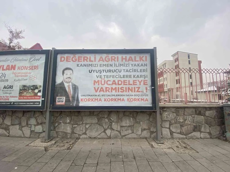 Başkan Sayan, uyuşturucu ile mücadeleye dikkat çekmek için afişler astırdı
