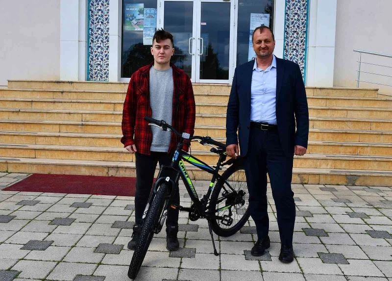 Bisiklet hediyelerini Başkan Usta teslim etti
