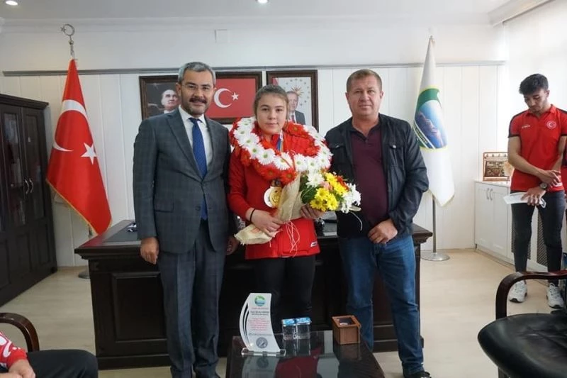 Bileğiyle dünyayı deviren Şifa Nur, Çivril’in gururu oldu
