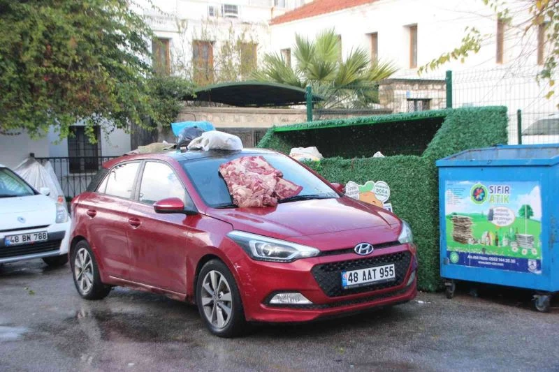 Mahallelinin yasak parka tepkisi: Saatlerce kaldırılmayan otomobilin üzerini çöplüğe çevirdiler
