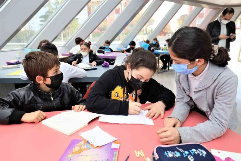 Minikler çocuk kütüphanesinde hem eğlendi hem öğrendi
