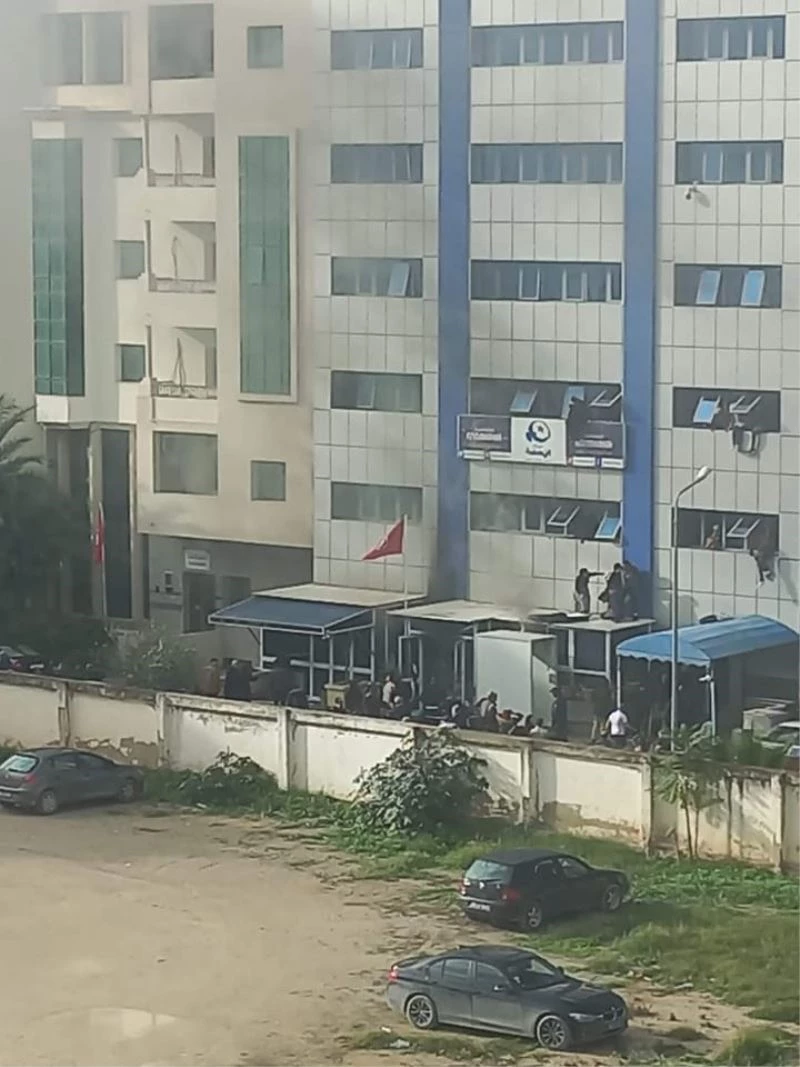 Tunus’ta Ennahda Partisi Genel Merkezinde yangın: Canlarını kurtarmak için pencereden atladılar
