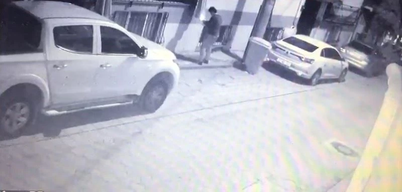 Perdeleri ateşe verip kaçtı
