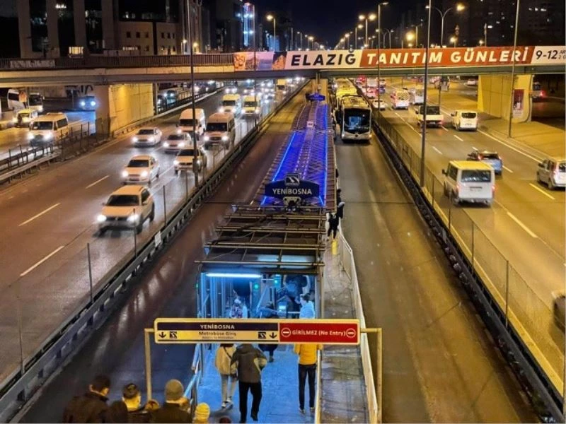 Yine metrobüs arızası: Vatandaş isyan etti
