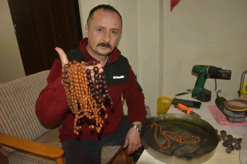 Manyetik kumdan yaptığı tespihleri yurt içi ve yurt ve dışında satıyor

