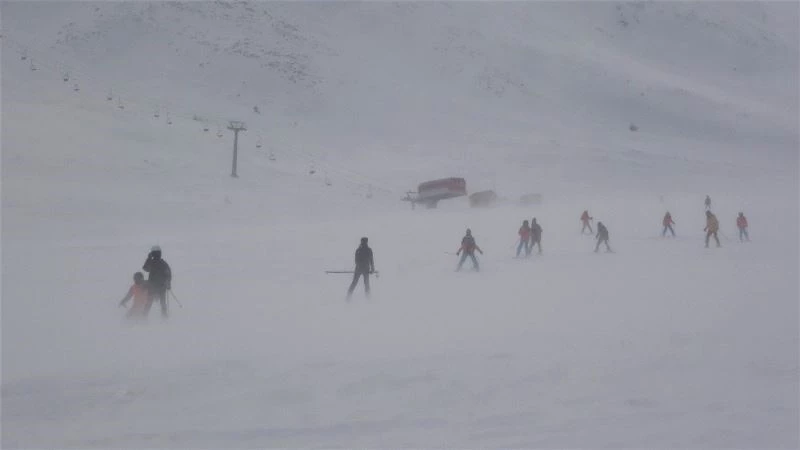 Minik kayak sporcularını fırtına bile durduramadı
