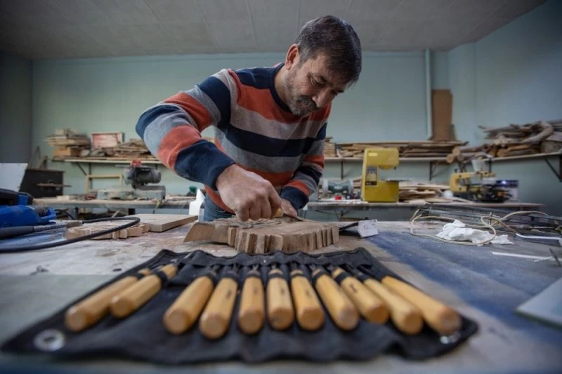 Ahşap oymacılığı sanatını yaşatmaya çalışıyor
