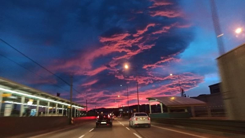 Bursa’da gün doğumuyla birlikte gökyüzü kızıla boyandı
