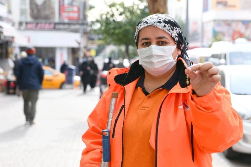 Kadın belediye işçisinden örnek davranış
