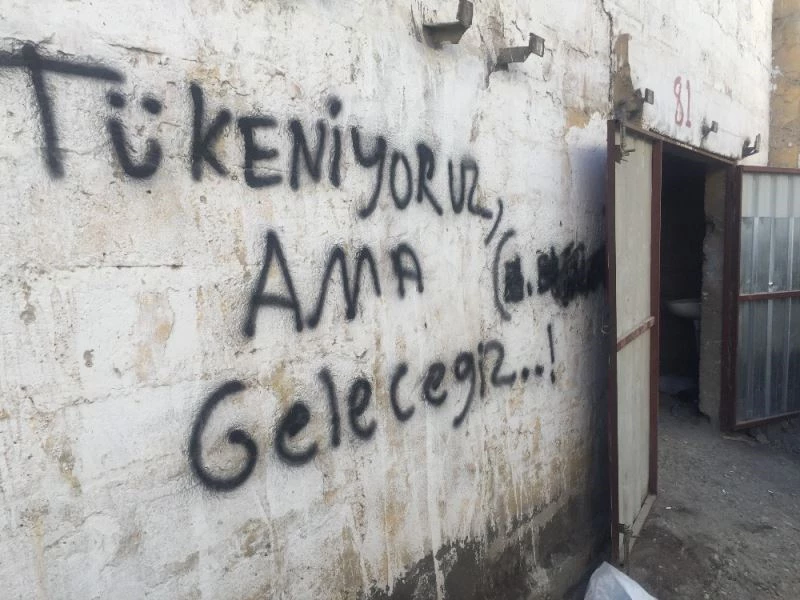 Sahte içki zanlıları “Tükeniyoruz ama geleceğiz” diye yazıp kaçtı
