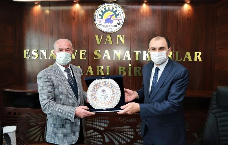 Esnaf ve sanatkarlardan Başkan Akman’a teşekkür plaketi
