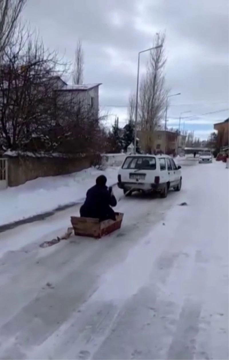 Eşek yemliği kızak oldu
