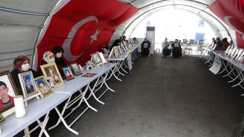 HDP önündeki ailelerden çocuklarına ’Dönün’ çağrısı
