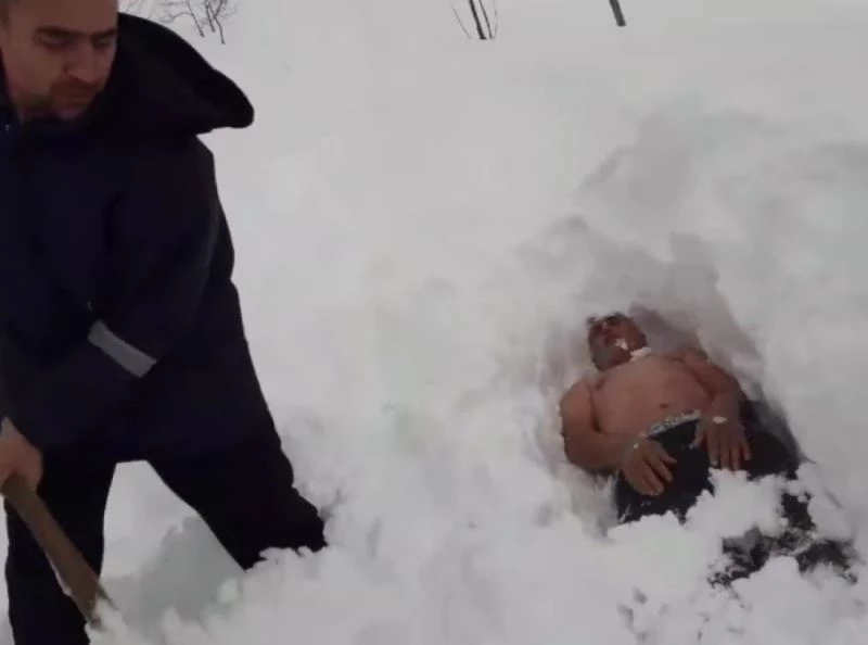 Babasını kürekle karın içine gömdü
