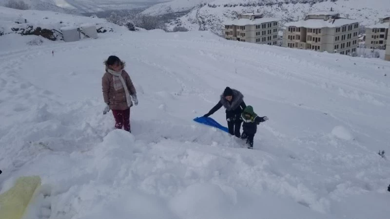 Çocukların poşetle kızak keyfi
