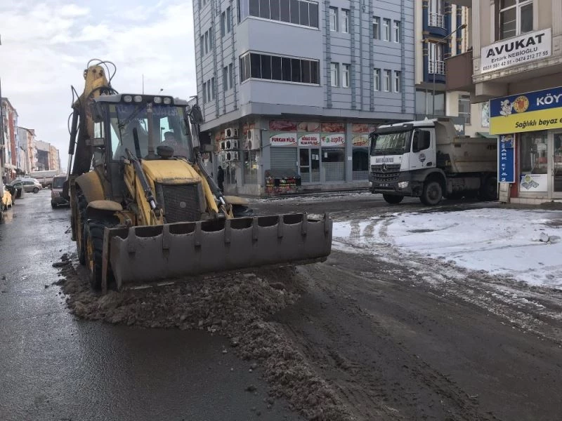 Kars’ta cadde ve sokakların karı temizliyor
