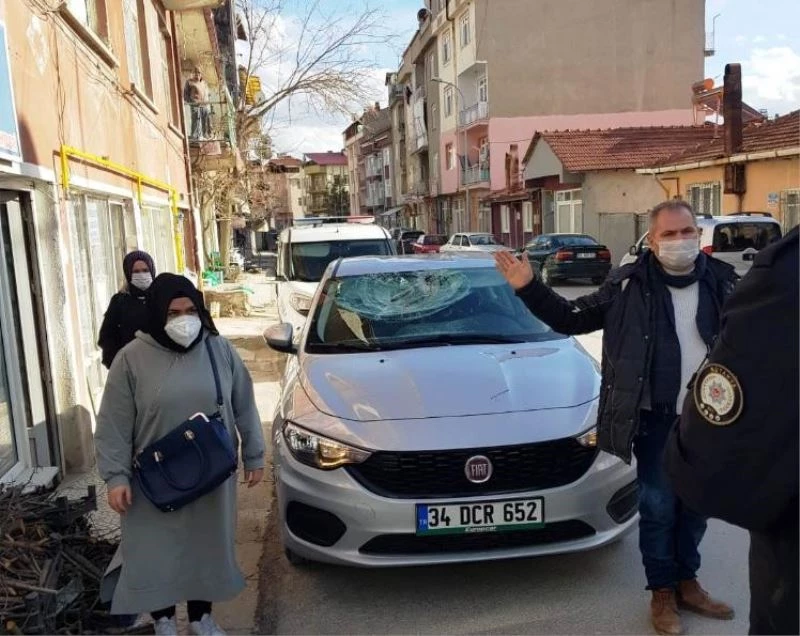 Bacadan kopan parçalar aracın üzerine düştü
