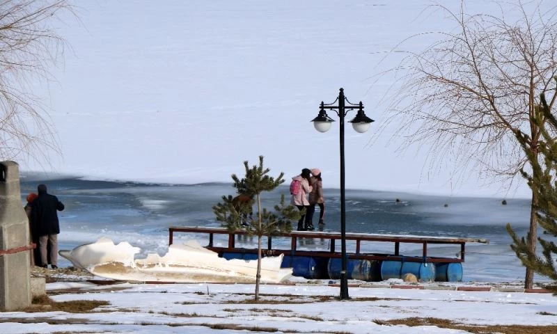Donan baraj gölünün manzarası kartpostallık görüntü oluşturdu
