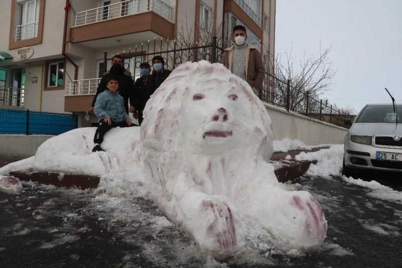 Can sıkıntısından yapılan kardan aslan görünümüyle dikkat çekti
