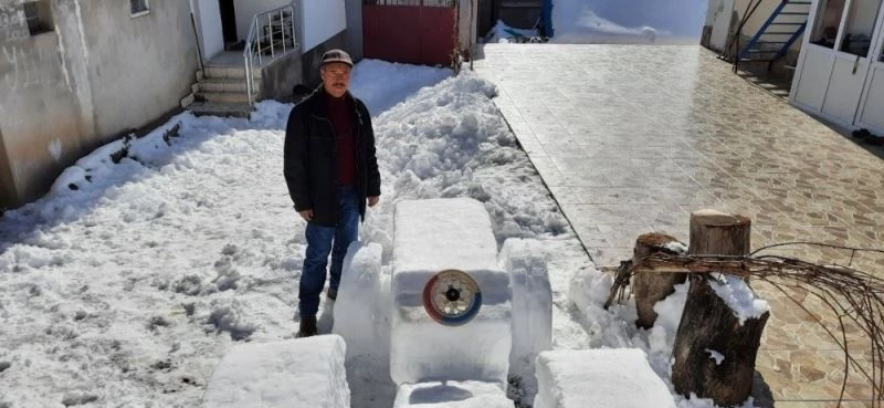 Sivaslı çiftçinin kardan yaptığı traktör görünümüyle dikkat çekti
