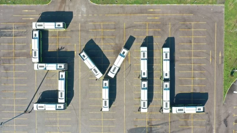 5. yaşını otobüslerle, ’5 yıl’ yazarak kutladılar
